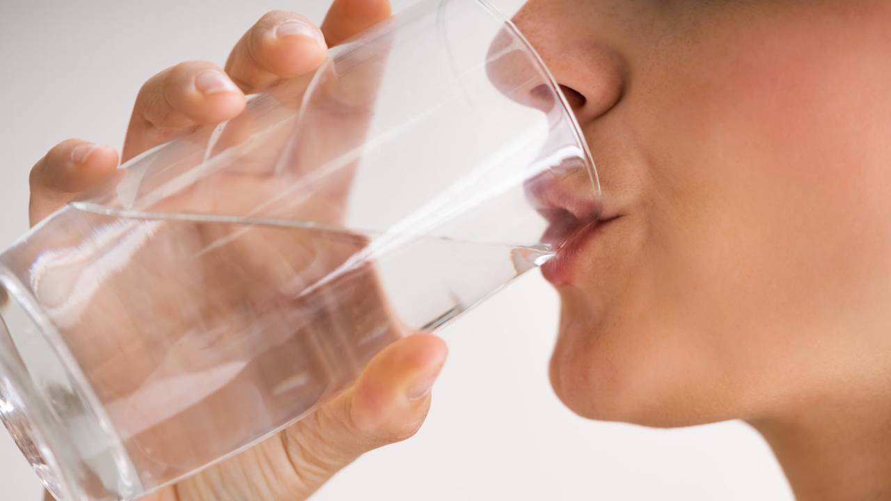 Alarma ante la muerte de una mujer de 35 años por beber mucha agua ¿Es posible?