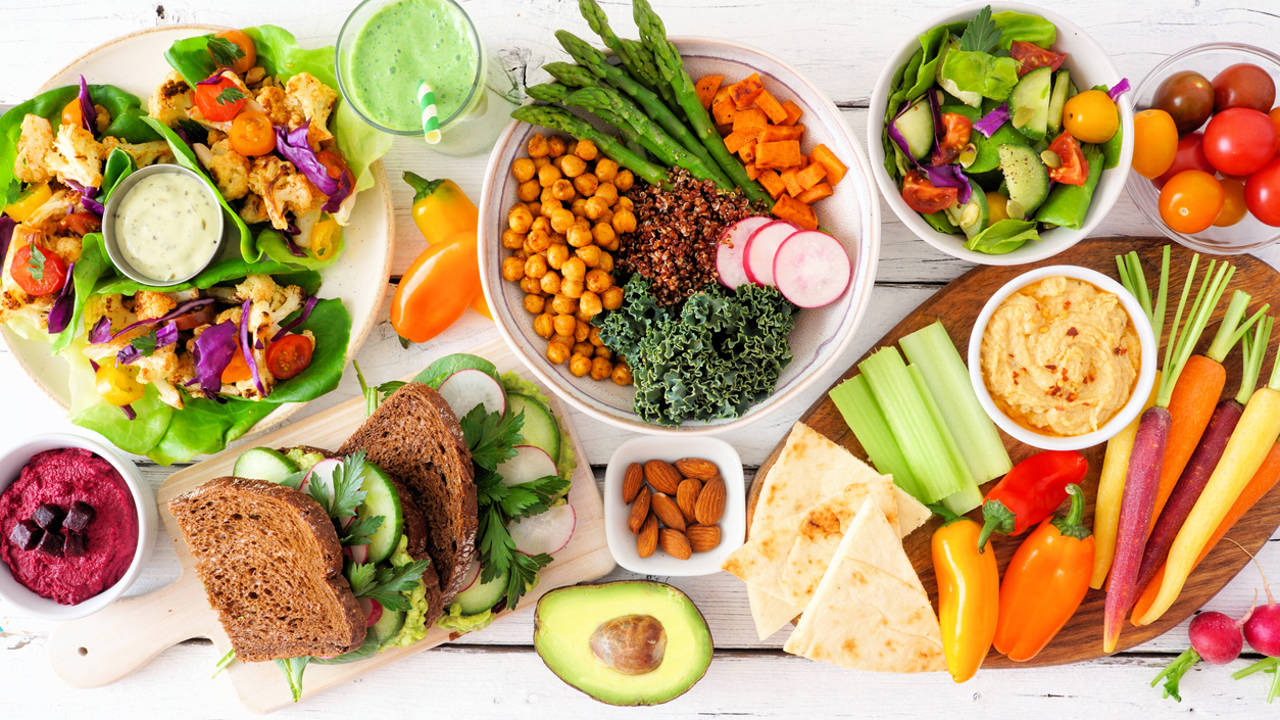 Estos son los 3 nutrientes que pueden faltarte si sigues una dieta vegana según una nutricionista (y cómo compensarlos)