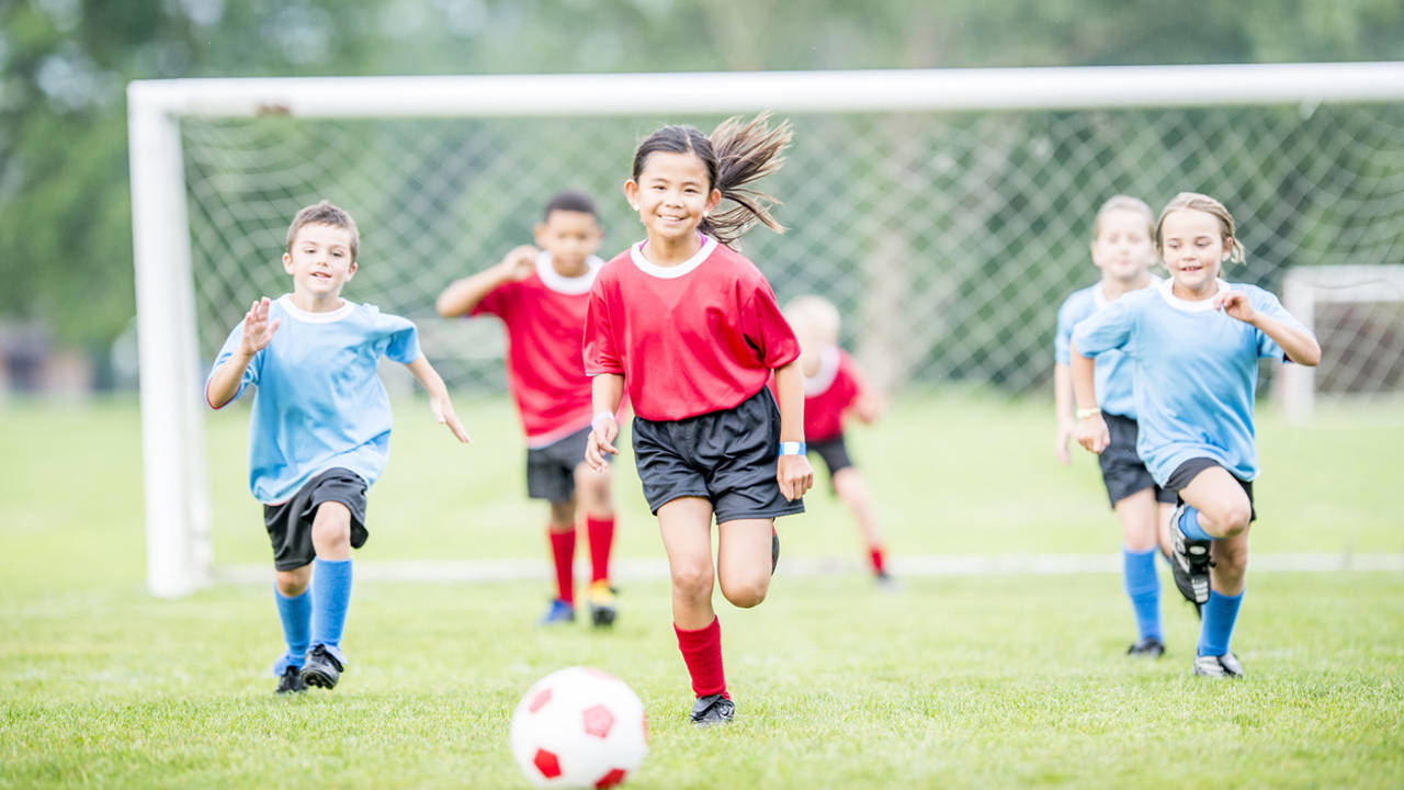 ¿Apuntas a tu hijo a hacer deporte este curso? Debería pasar antes una revisión médica deportiva