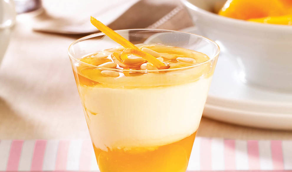 Copa de yogur, piñones, nueces y miel