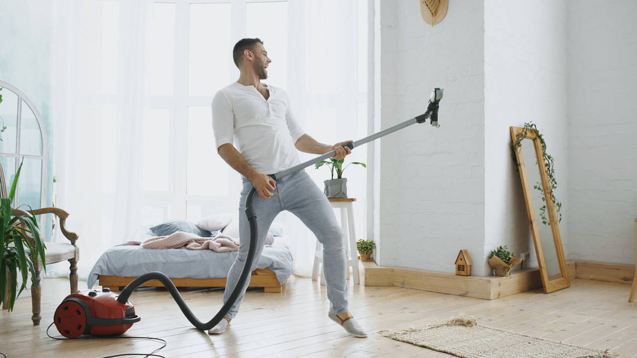 Una famosa doctora británica descubre 10 formas de ponerte en forma en casa sin pisar un gimnasio
