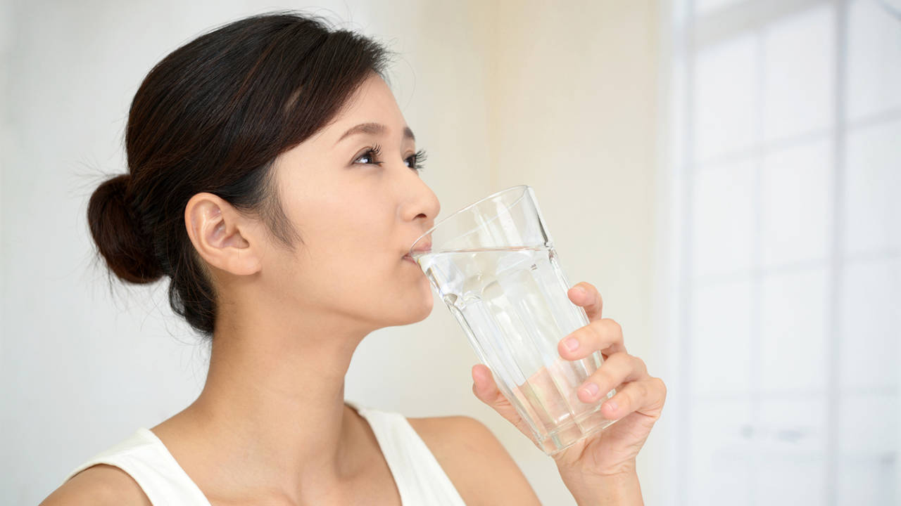No te engañes: la costumbre de los japoneses de beber agua caliente en ayunas es sana pero no adelgaza