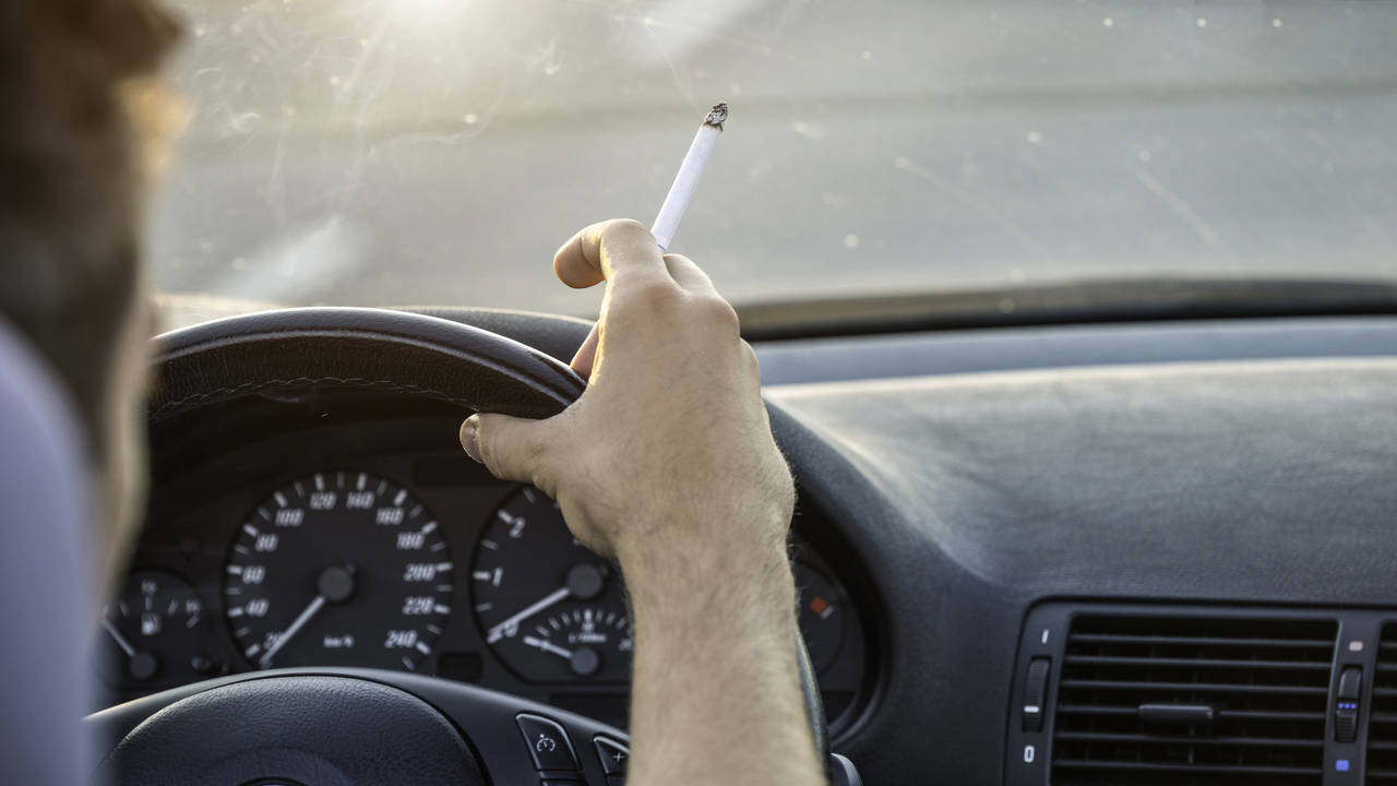 Viajar en el coche de un fumador es peor que compartir habitación con él