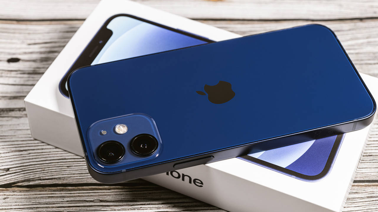 ¿Es peligroso usar un iPhone 12? Los expertos lo aclaran