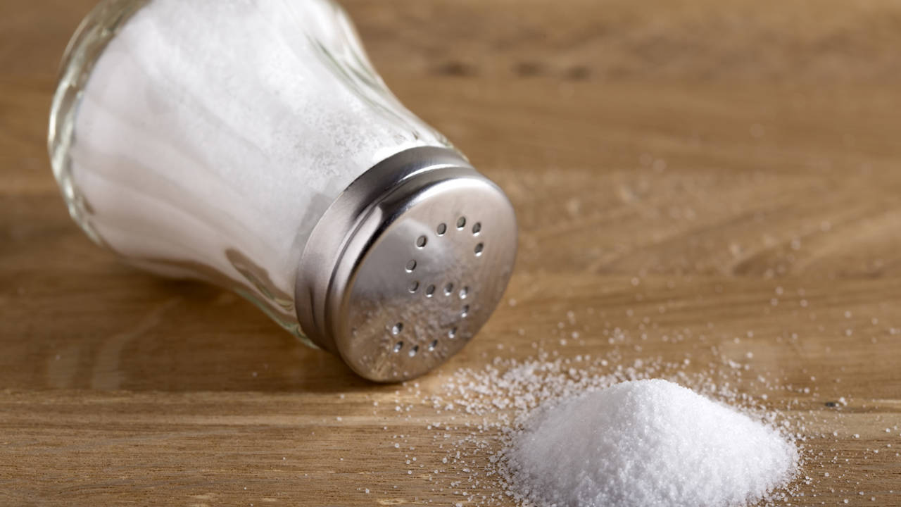 Descubren una consecuencia insospechada de pasarse con la sal: aumenta la hormona del estrés
