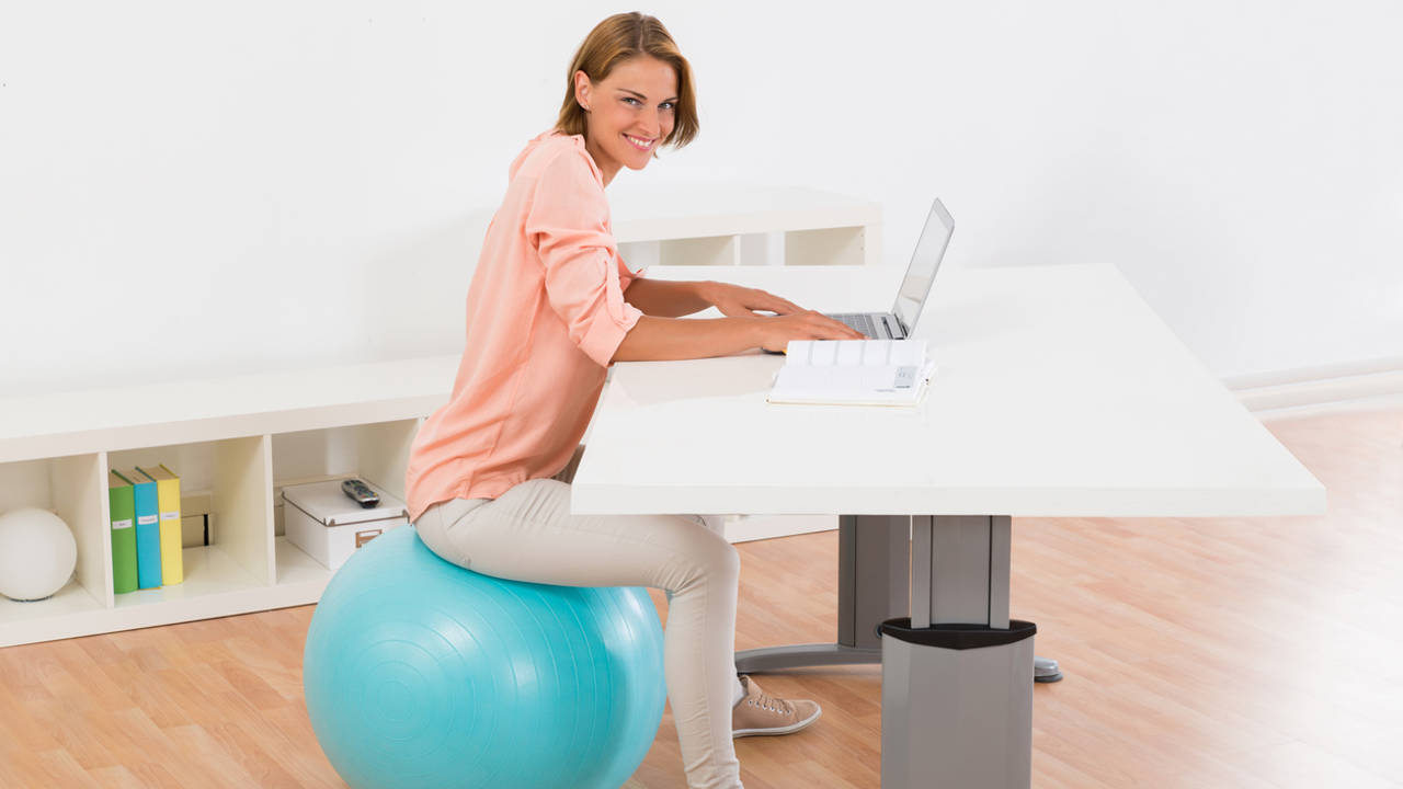 Por qué tendrías que cambiar ya la silla del trabajo por una pelota de Fitball
