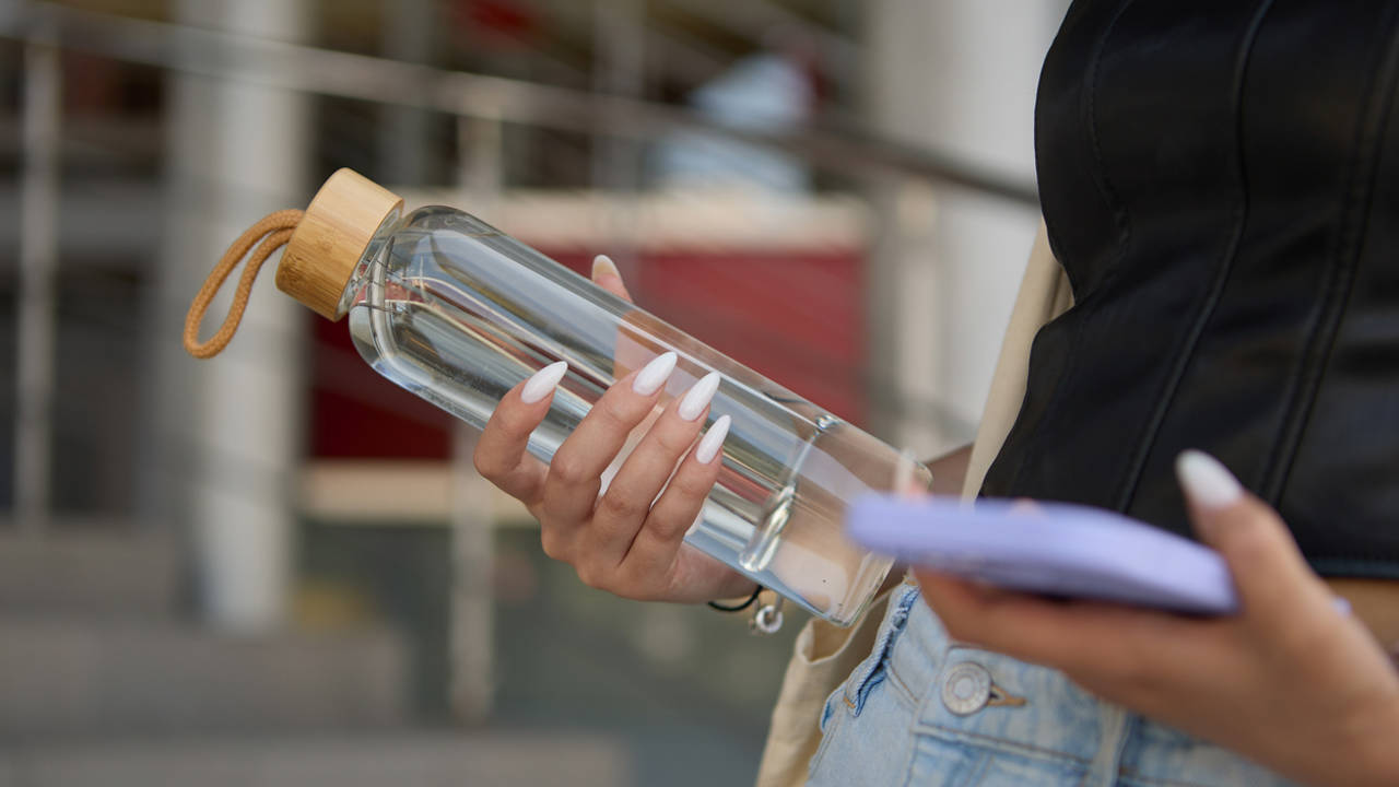 Cómo limpiar bien la botella de agua reutilizable para evitar gérmenes