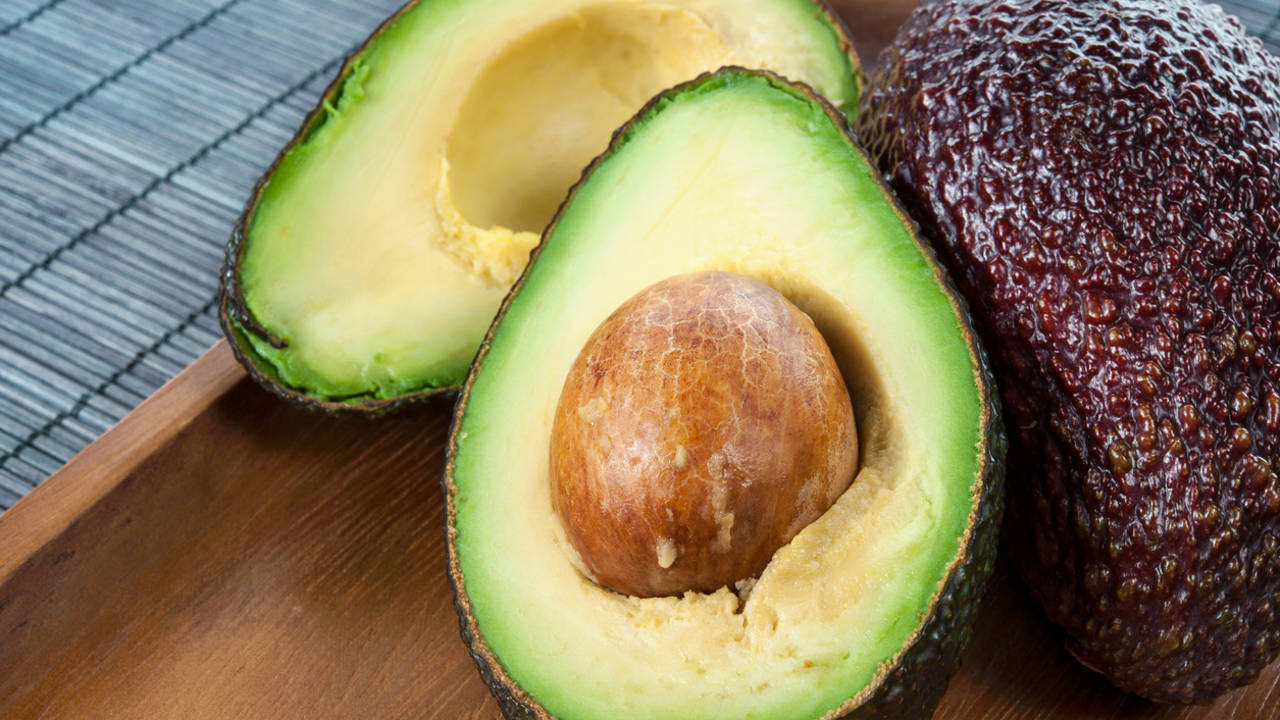Cómo hacer polvo del hueso de aguacate (también se come y tiene muchas propiedades)