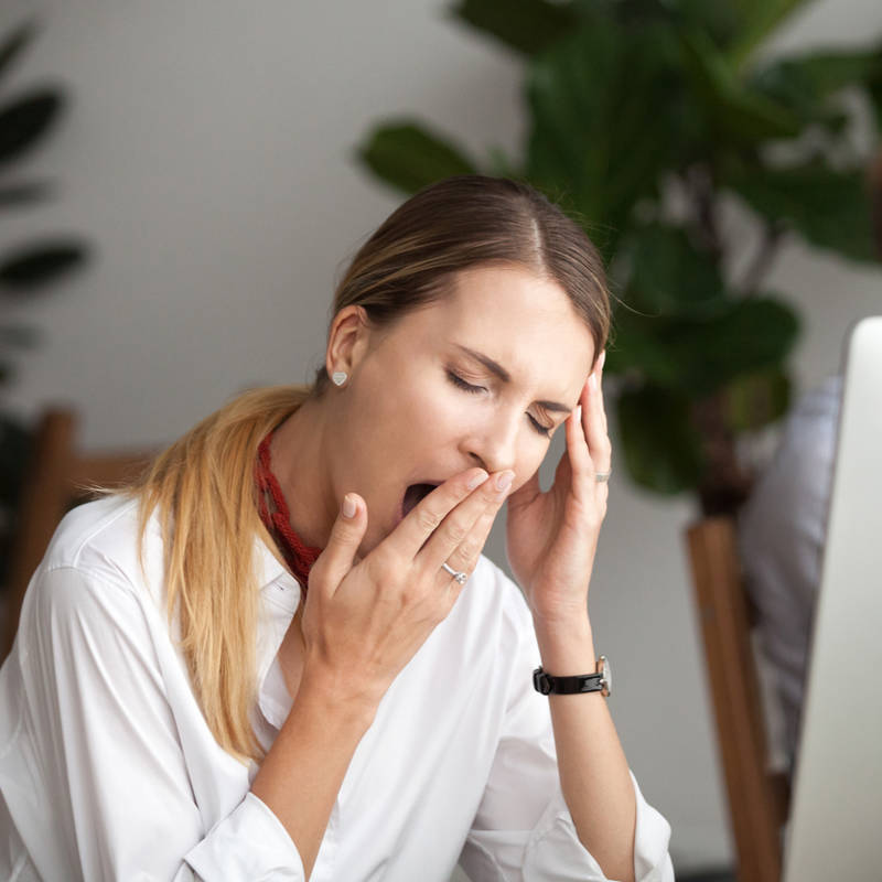 Mujer bostezando