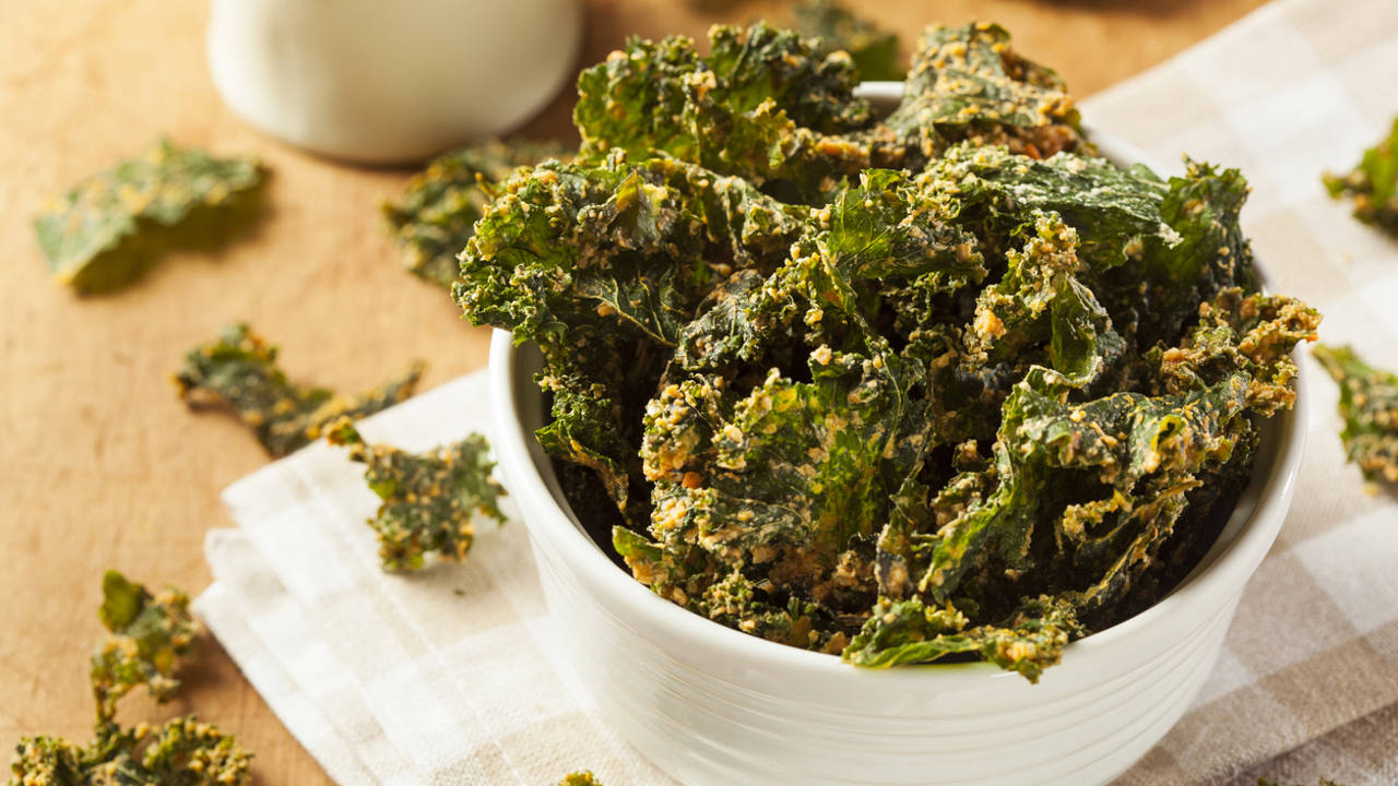 Chips de kale irresistibles que se hacen en un minuto: receta fácil en el microondas 
