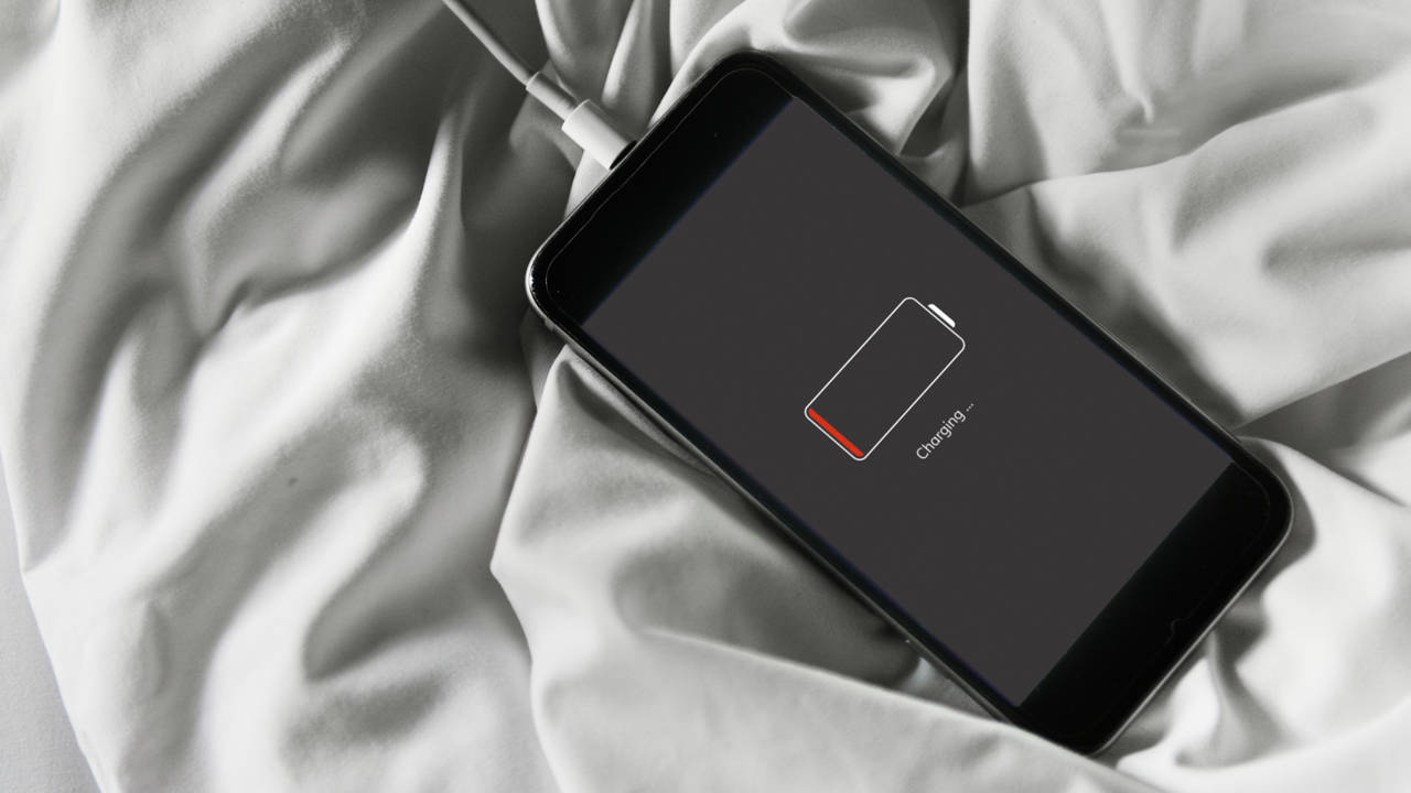 Por qué debes dejar de cargar el móvil en la cama mientras estás durmiendo