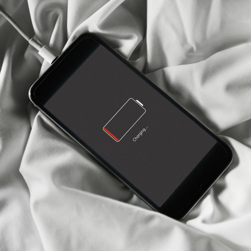 Cargar el móvil en la cama