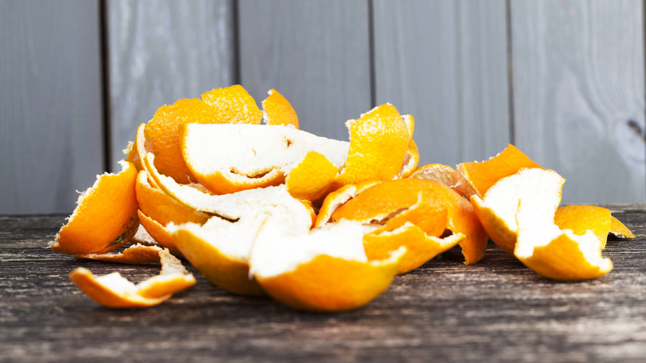 Adiós a tirar la piel de la mandarina: cómo tomarla para bajar el colesterol y prevenir resfriados