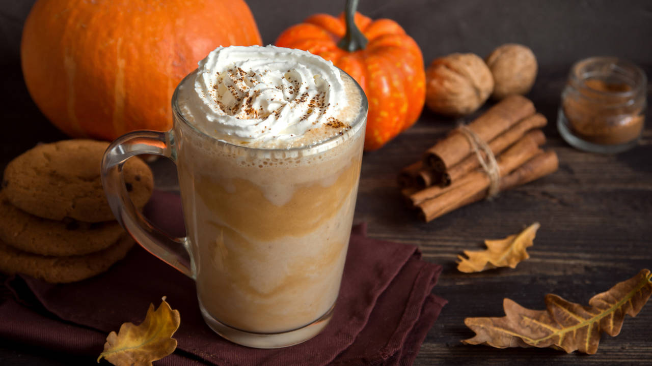 Receta fácil del 'Pumpkin Spice Latte’ para hacer en casa: el café de calabaza de Starbucks que triunfa en otoño