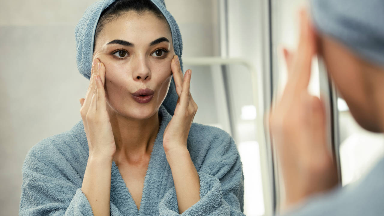 Practica estos 3 ejercicios faciales que eliminarán las señales de cansancio de tu cara