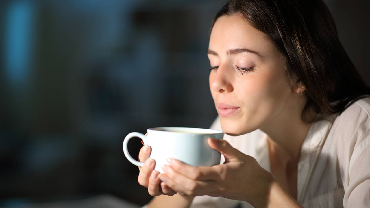 ¿Tomar un vaso de leche antes de acostarte ayuda a dormir? Esto es lo que dice la ciencia de sus efectos