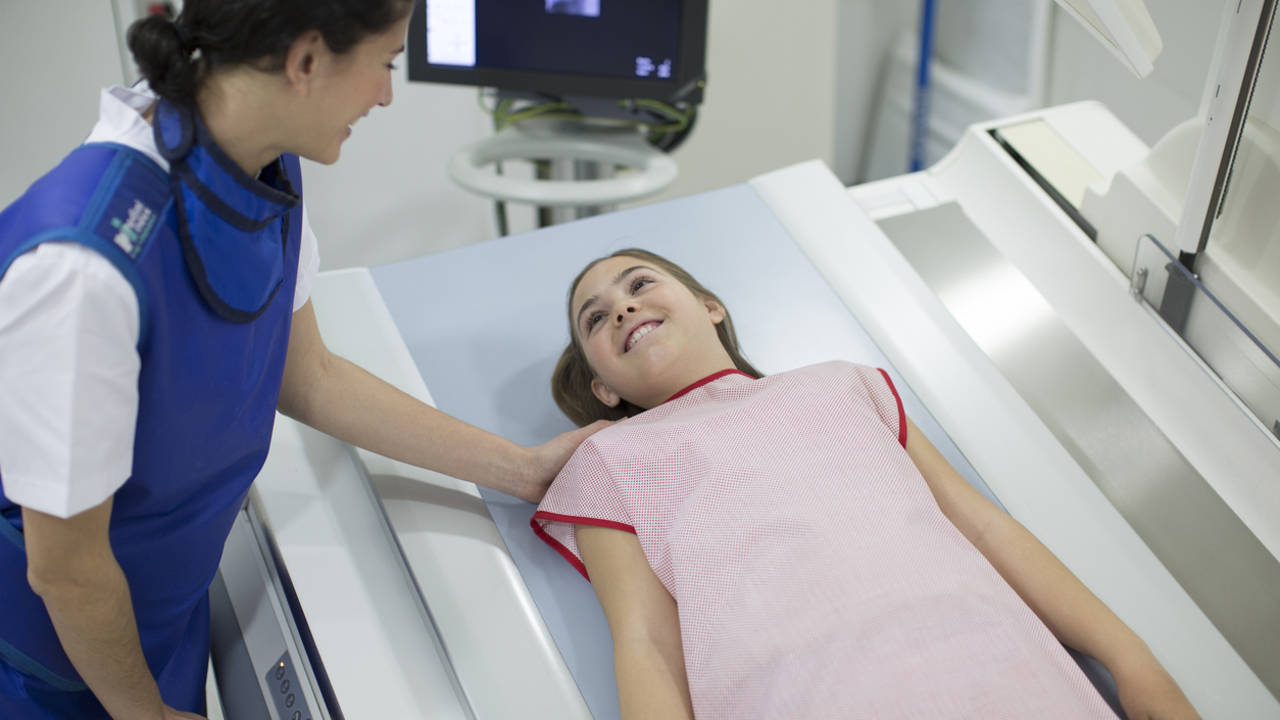 Hacerse un TAC de joven aumenta el riesgo de cáncer de la sangre de mayor