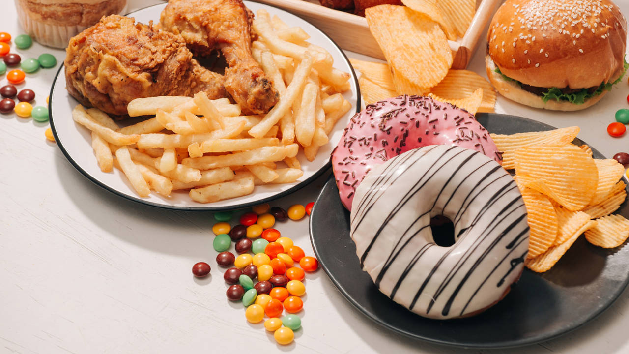 Una gastroenteróloga de Harvard revela los 4 alimentos que causan inflamación y lo que come en su lugar