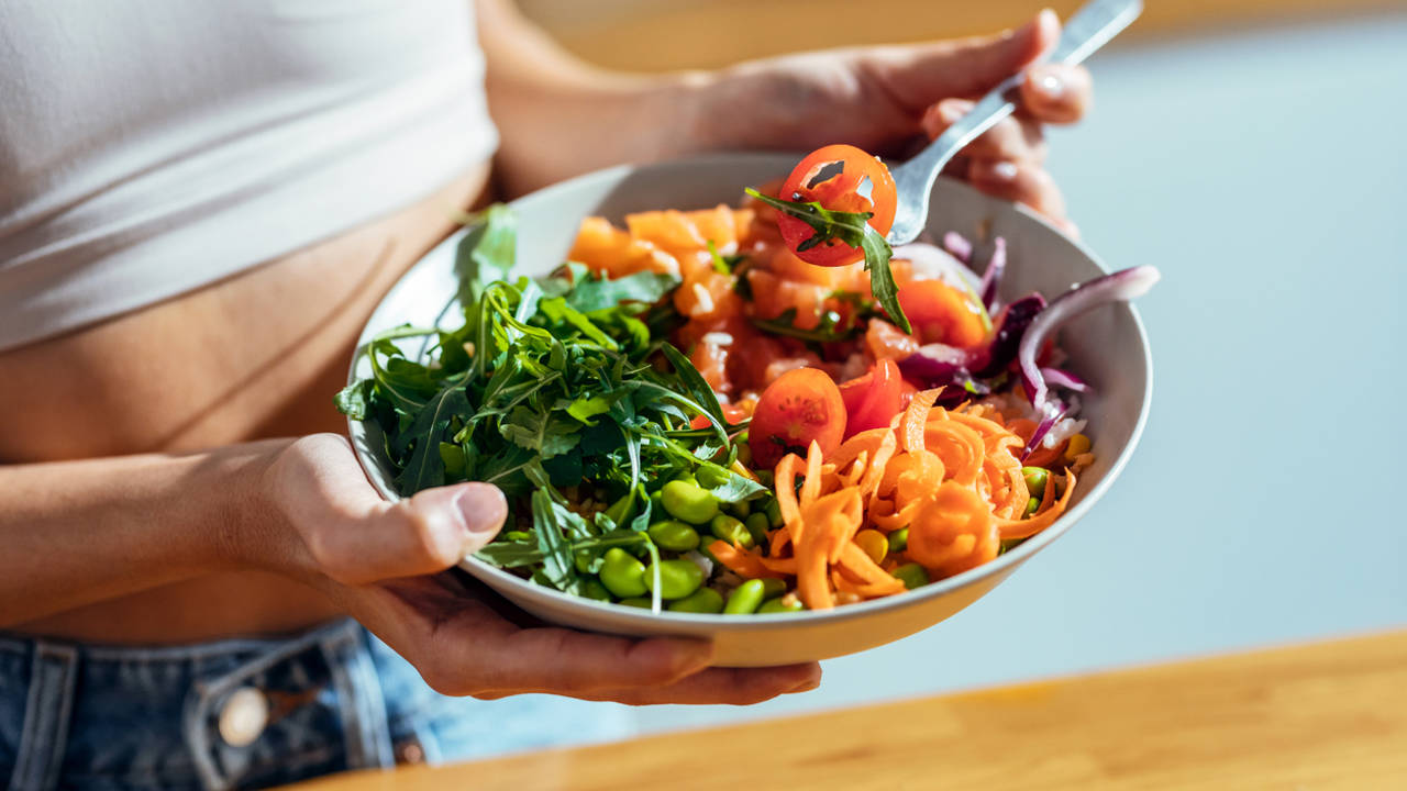 ¿La alimentación intuitiva o comer solo cuando el cuerpo te lo pide funciona para adelgazar? Nuestra nutricionista lo analiza