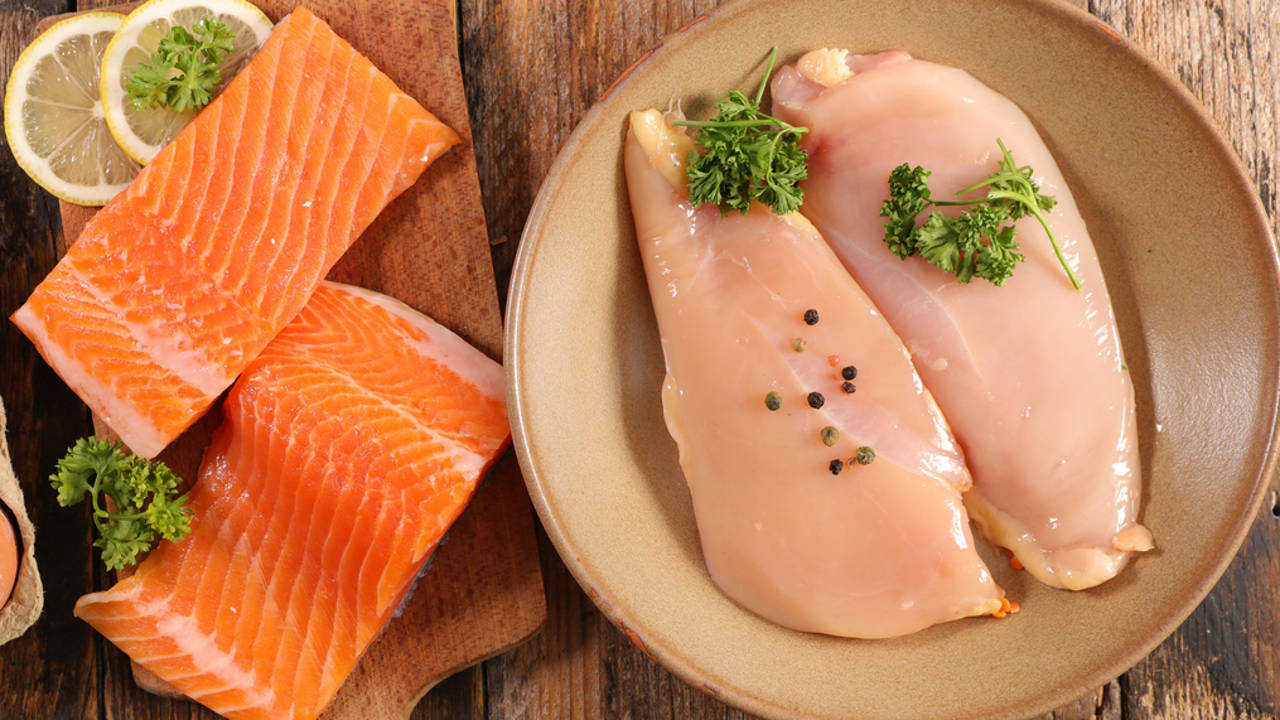 ¿Salmón o pollo? Una nutricionista revela cuál es mejor para bajar el colesterol y perder peso