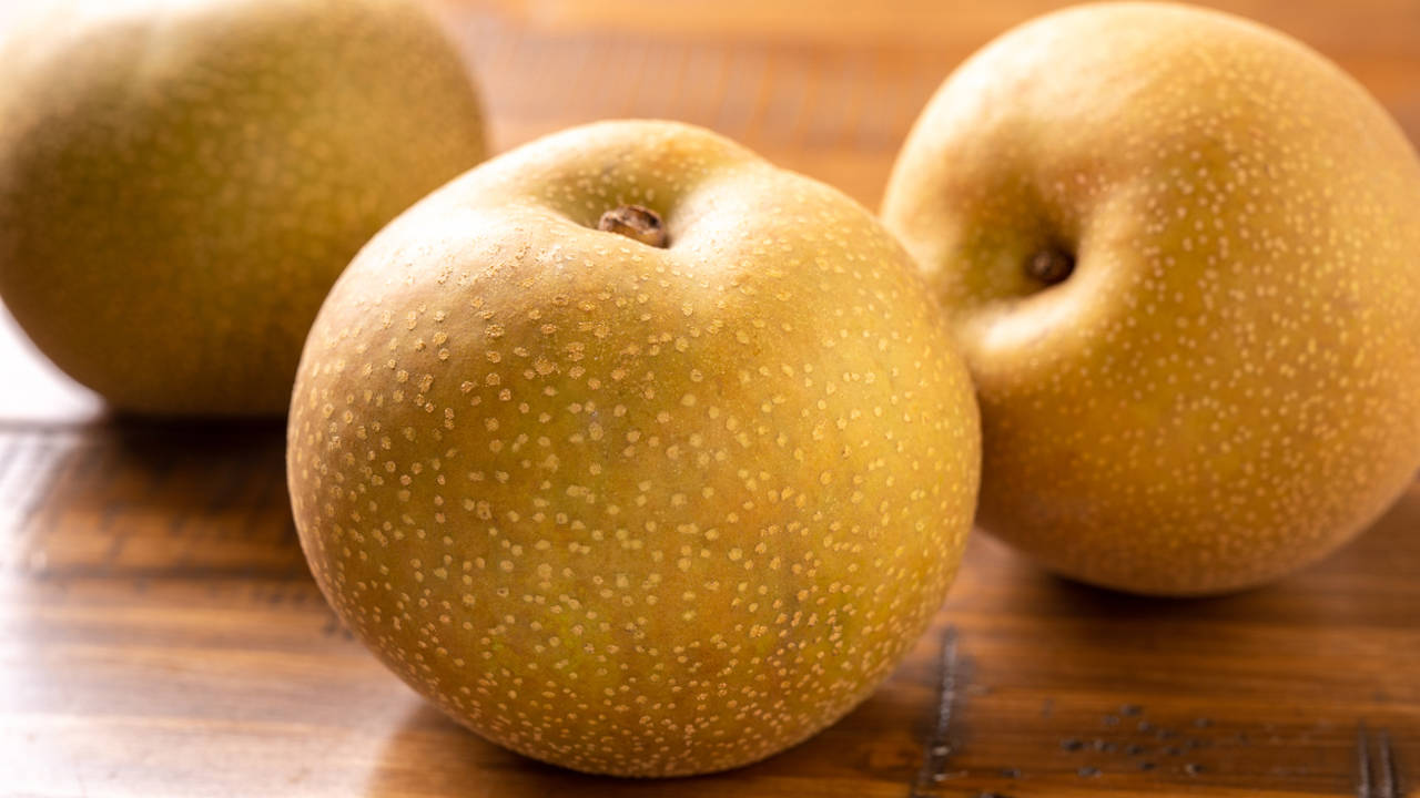 La fruta japonesa desconocida en España más sana que la manzana: baja el azúcar, adelgaza y combate las arrugas