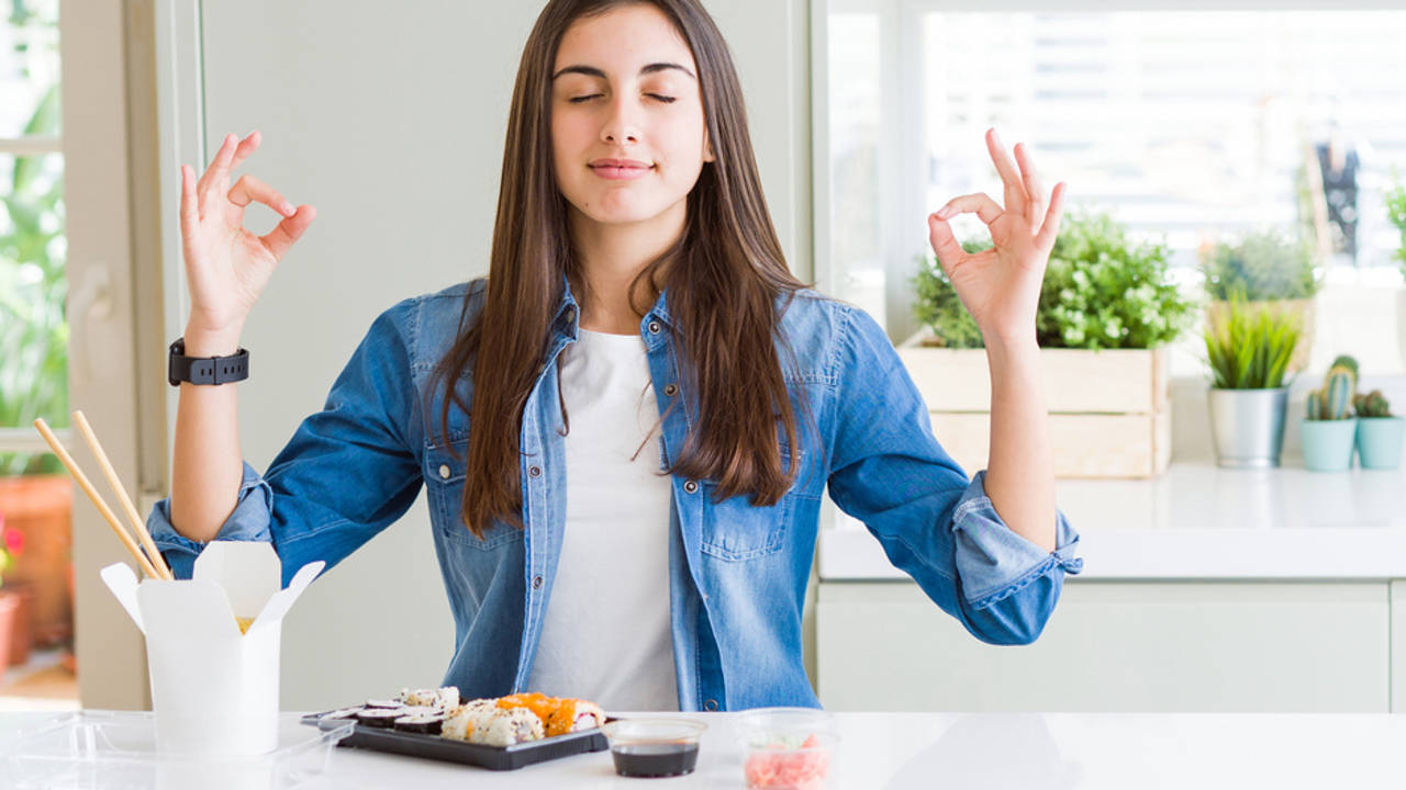 Qué es la alimentación consciente y cómo puede ayudarte a perder peso y a calmar los ataques de hambre