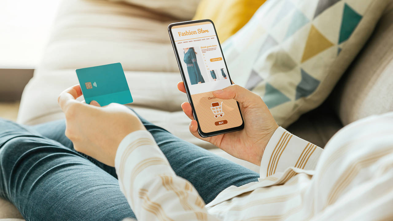 Si compras on-line por la noche gastas más y no eliges bien, lo advierten los neurólogos