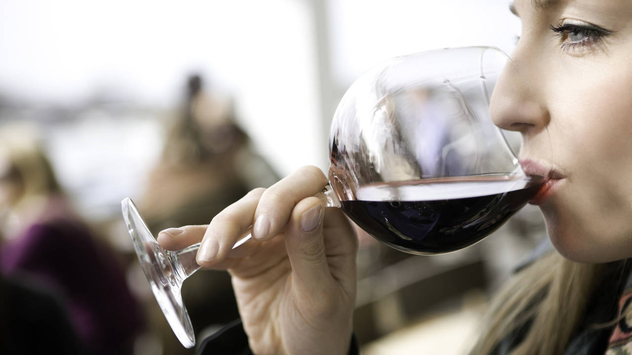 ¿Por qué el vino tinto da dolor de cabeza? La ciencia tiene la respuesta