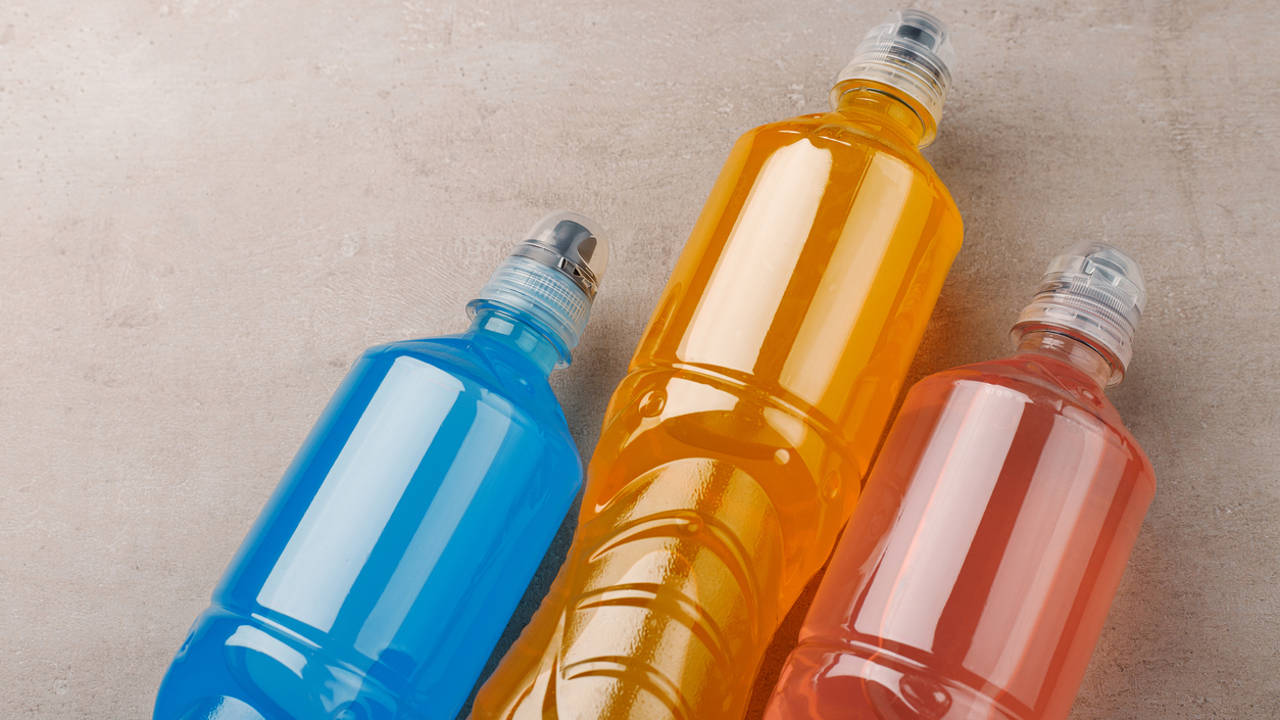 Planean prohibir la venta de bebidas energéticas a menores: ¿por qué son tan malas para niños y adolescentes?