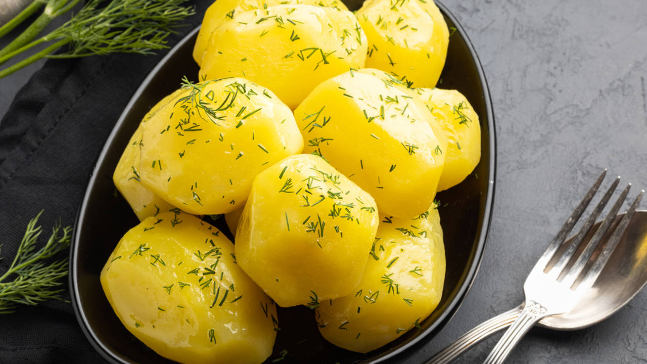 El truco fácil para que las patatas cocidas engorden mucho menos