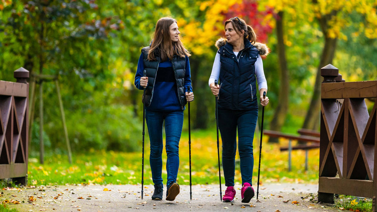 Caminata nórdica: la forma de caminar que hay que practicar a los 45 para llegar delgada a la menopausia