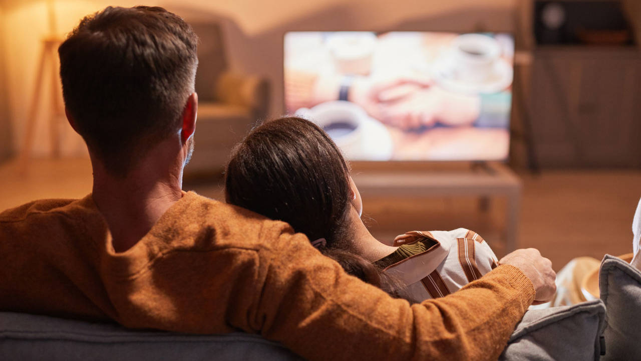 ¿Cuál es la mejor postura para ver la tele y que nunca hacemos? 