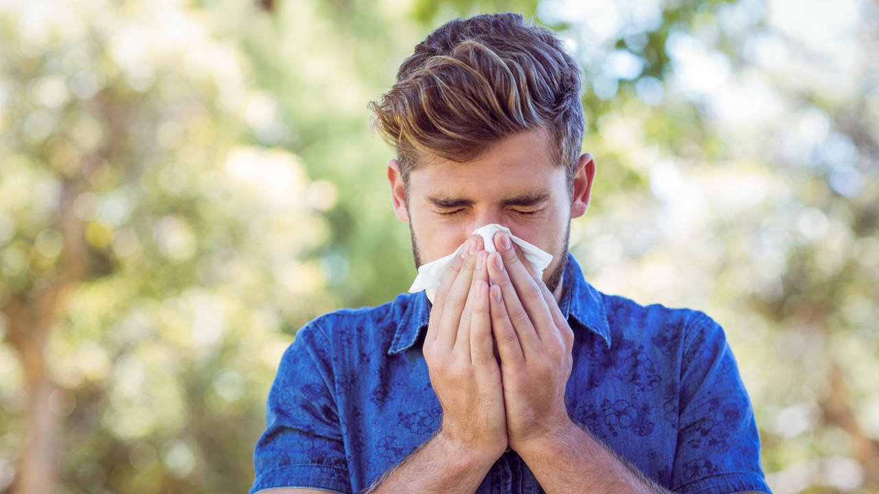 Lo que nunca debes hacer si te viene un estornudo, podría ser peligroso