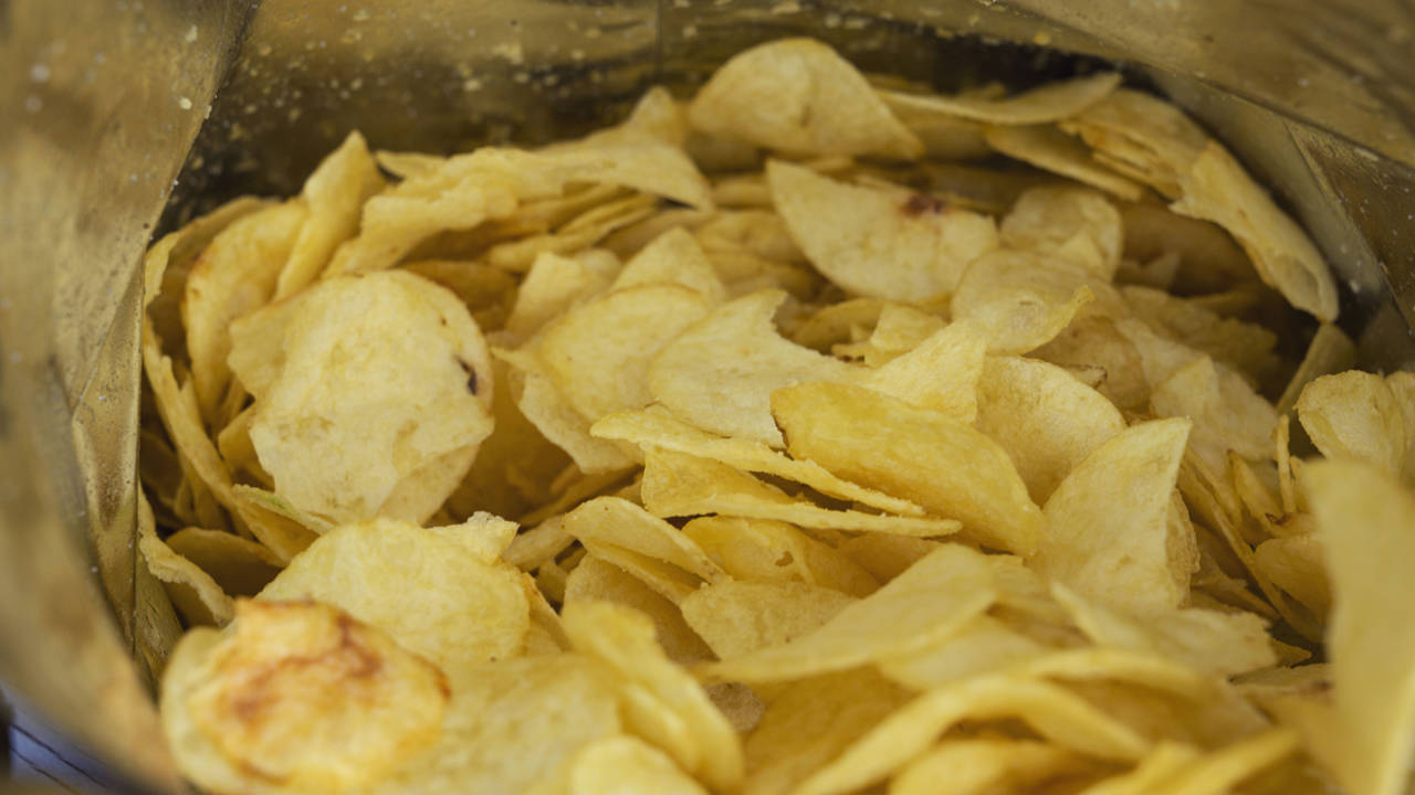 Tenemos asumido que las bolsas de patatas fritas vienen medio vacías,  pero ¿por qué?
