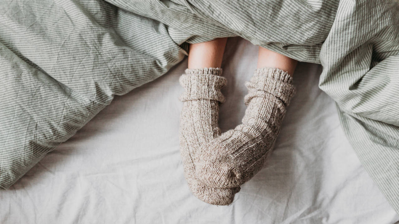 Dormir con los calcetines puestos: ¿es bueno o malo?