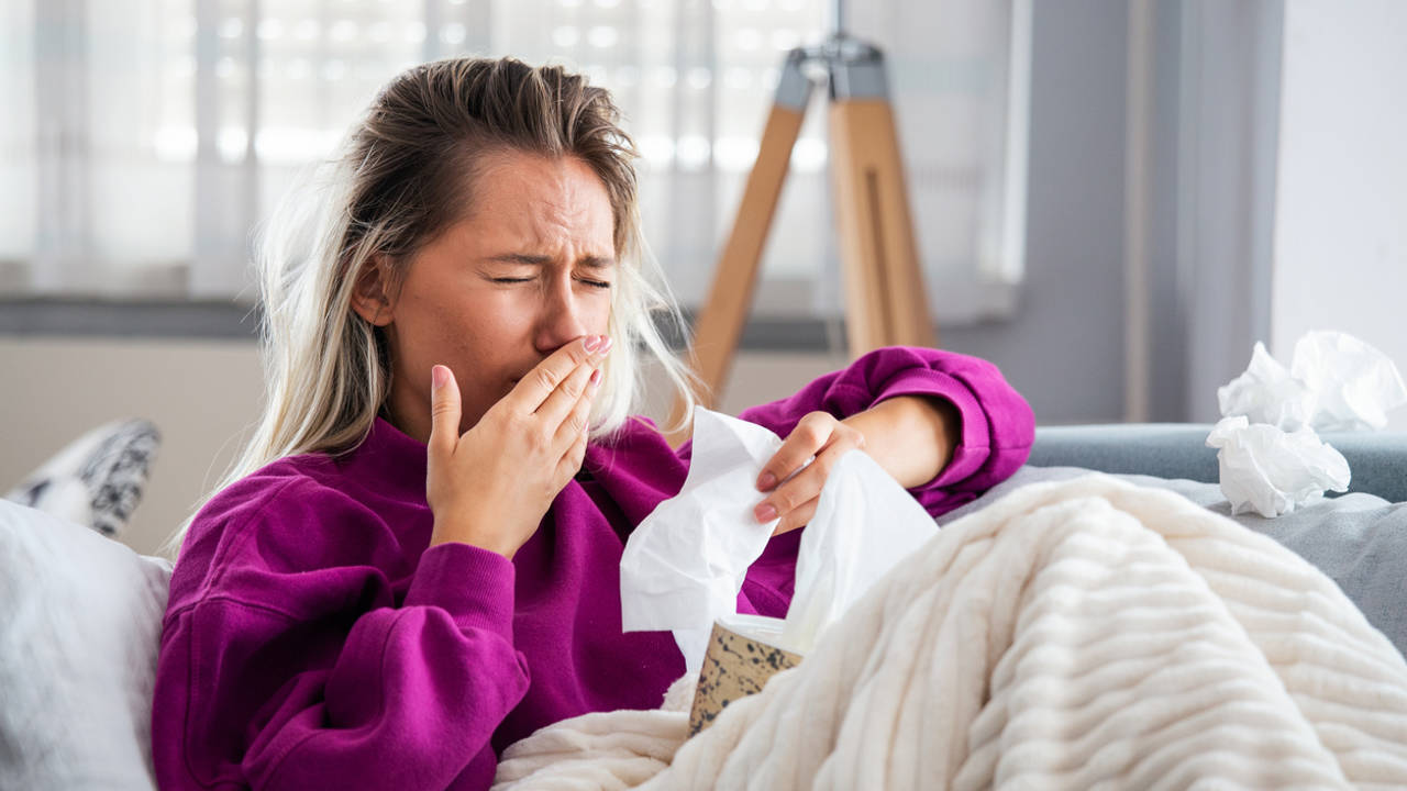 Por qué dormir bien puede curar tu resfriado?