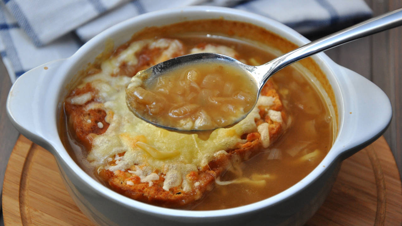 Sopa de cebolla o caldo de pollo: ¿qué va mejor para la gripe y el resfriado? 