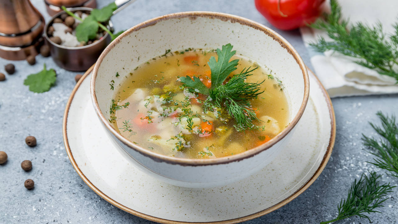 Cómo preparar un caldo de verduras sabroso y 9 recetas de sopas reconfortantes para el frío
