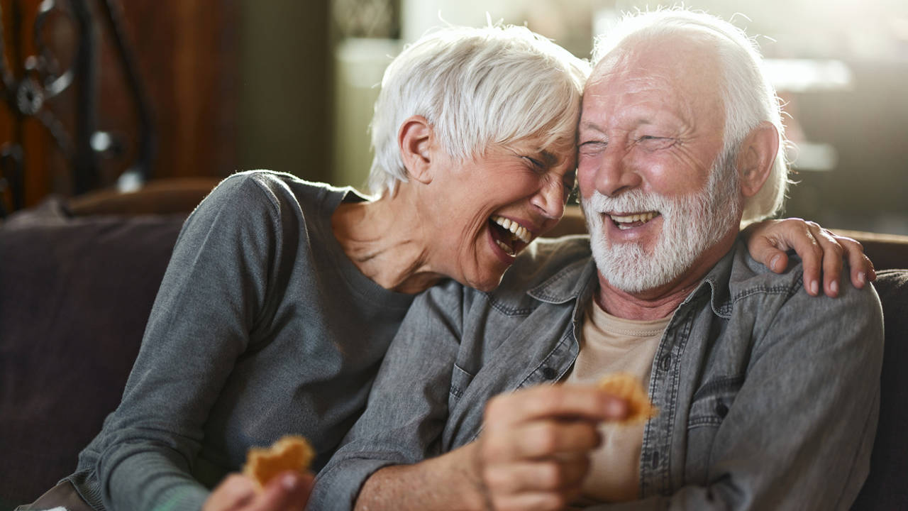 Se reduce la brecha de la longevidad entre hombres y mujeres: expertos analizan las razones que lo explican