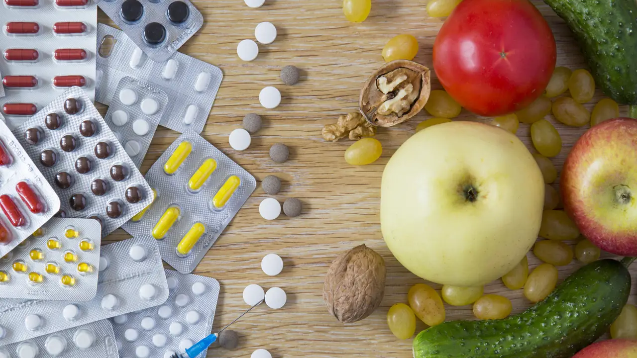 Ni manzana con paracetamol ni leche con antibióticos: los alimentos que no debes mezclar con medicamentos 