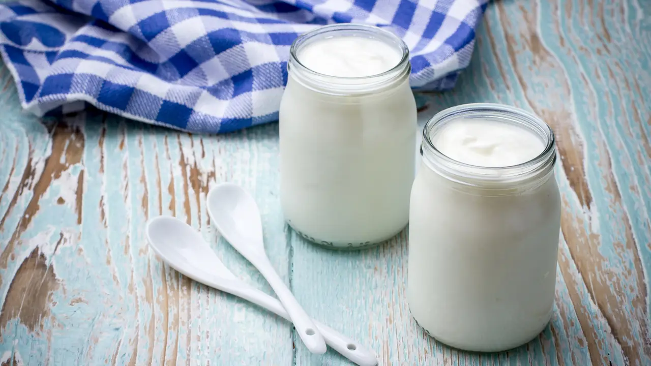 La ciencia desvela cuál es el yogur más sano: menos azúcar y grasa, más  proteínas y calcio
