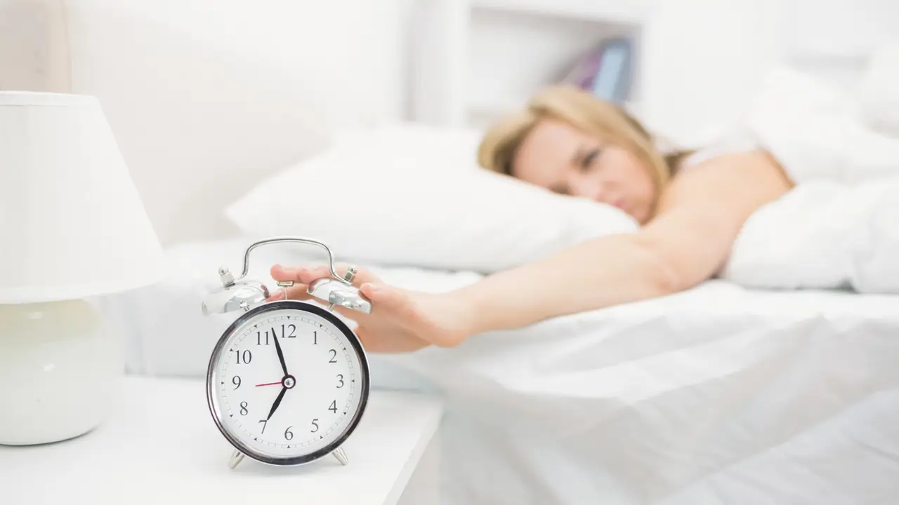 Los médicos avisan: usar la alarma para despertarte por la mañana pone en riesgo la salud