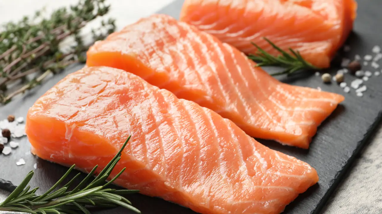 Descubren que el salmón tiene unos compuestos únicos que protegen el corazón (y no es el omega 3)
