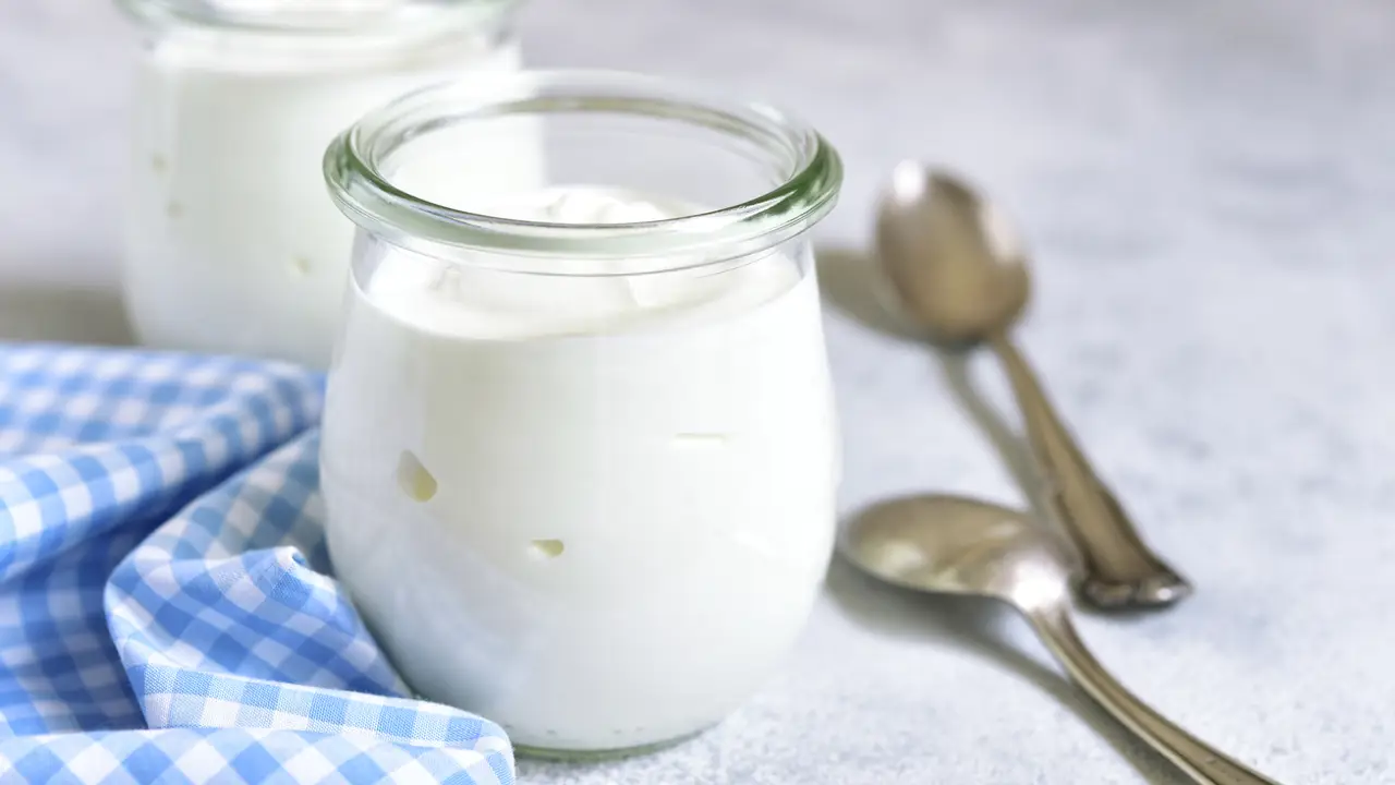 La ciencia desvela cuál es el yogur más sano: menos azúcar y grasa, más  proteínas y calcio