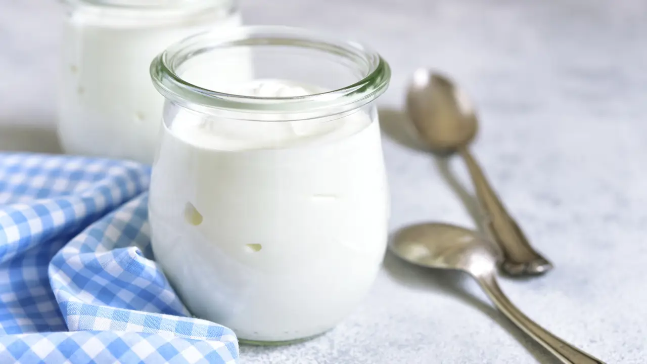 Yogur, kéfir y skyr: qué diferencia hay y qué aportan los lácteos con más fama de sanos del súper
