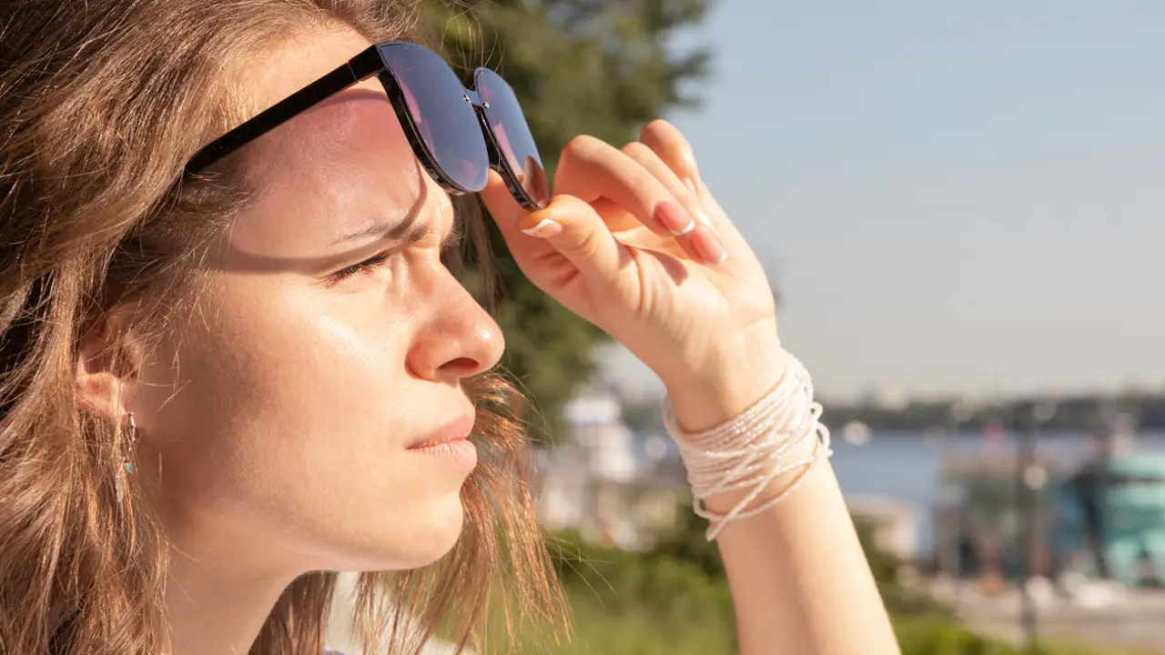¿Estornudas cuando te da el sol en la cara? Les pasa a muchos y cada vez más