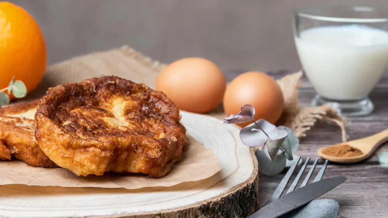 Tarta de torrija, el pastel con pan, leche y huevos más delicioso para Semana Santa (con vídeo)