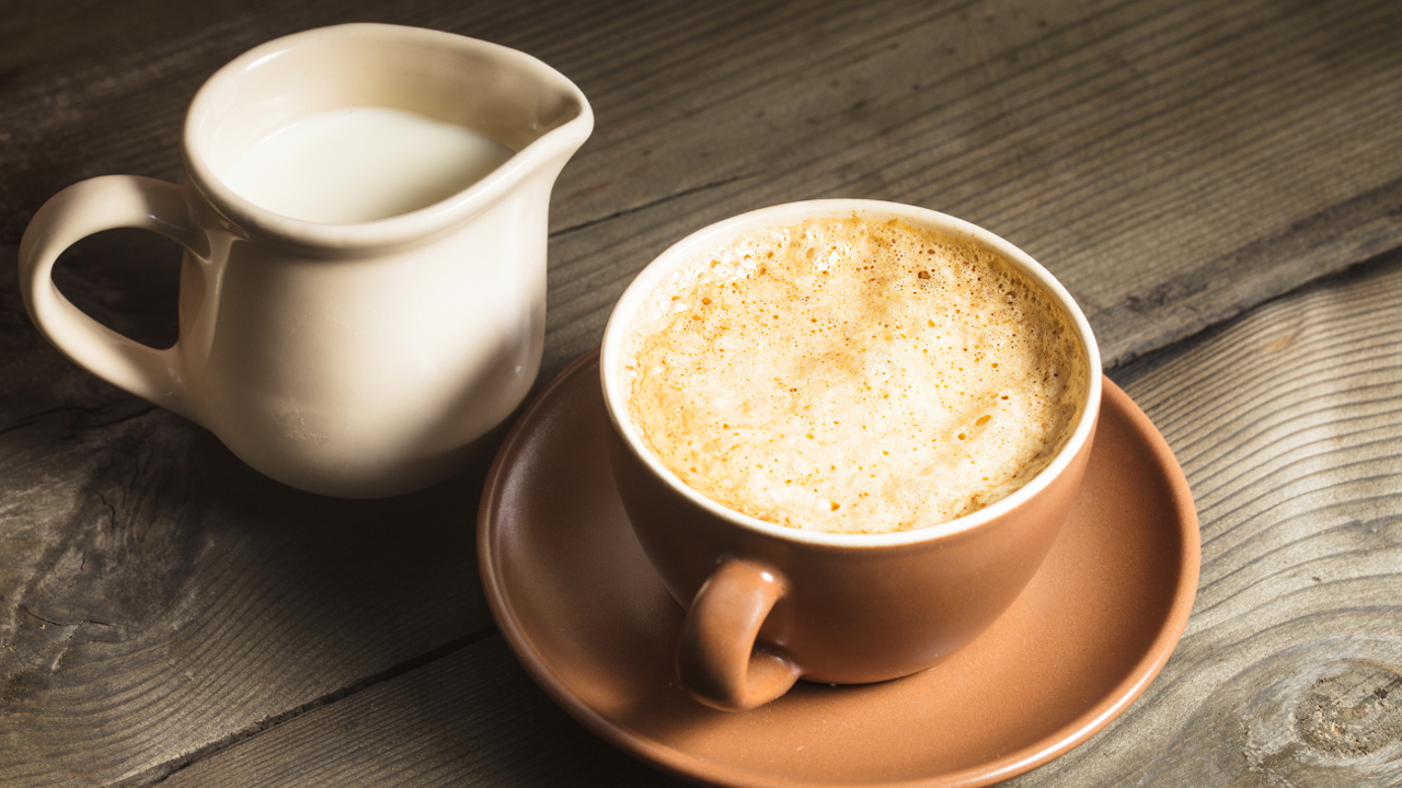Ni solo ni cortado: el Flat White es el café más en tendencia del momento que prepararás en 1 minuto