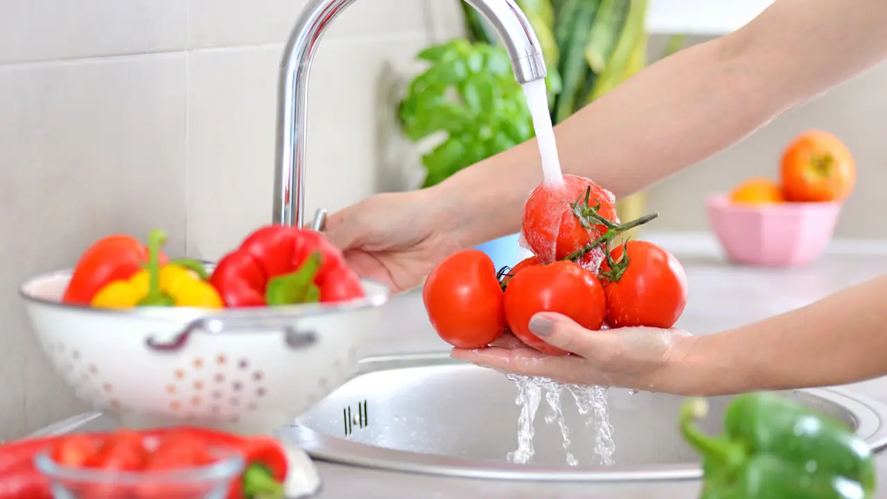 Ni lejía ni jabón: este es el método más seguro para lavar frutas y verduras y eliminar pesticipas y virus