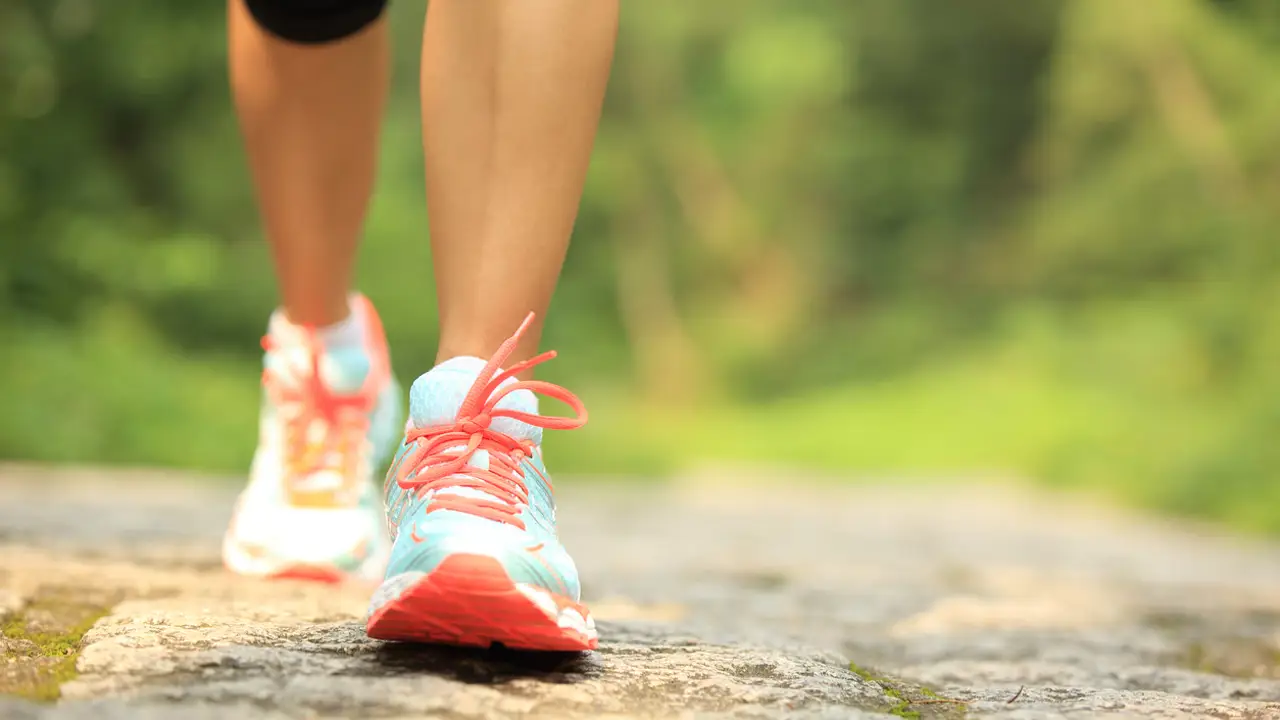 Adiós a los 10.000 pasos diarios para no engordar: con mucho menos ya previenes enfermedades según la ciencia